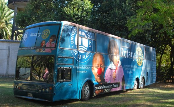 Se presentó la Unidad Sanitaria Móvil de la UCALP y el Rotary International
