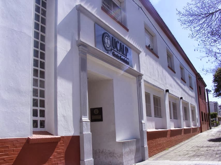 Graduado reciente destacado, continúa sus estudios en Asia