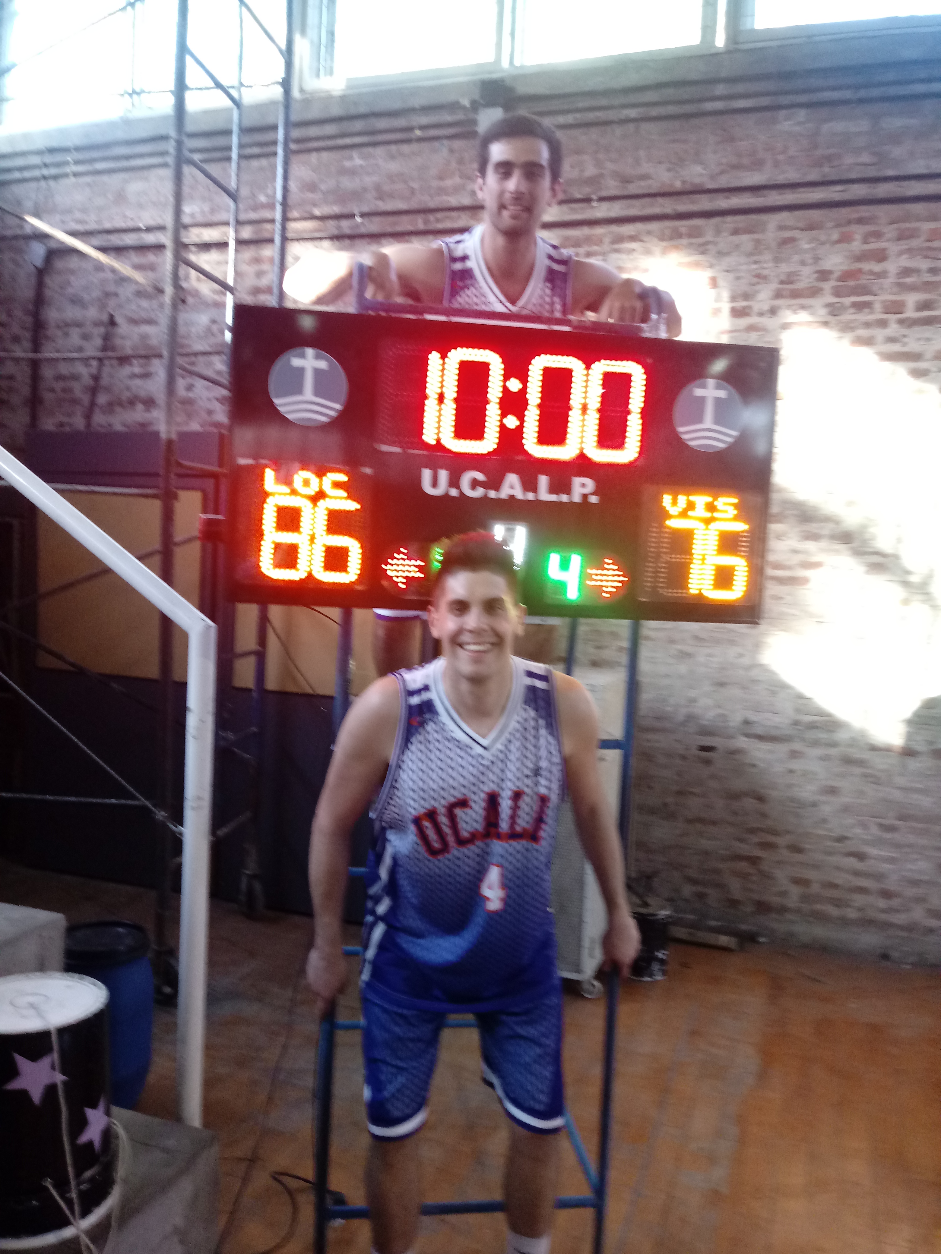 El equipo de básquet se consagró campeón (7)