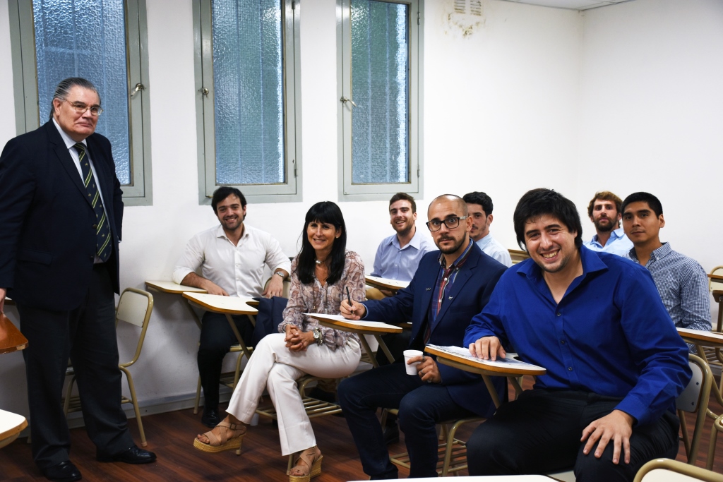 Primer encuentro con graduados de Derecho