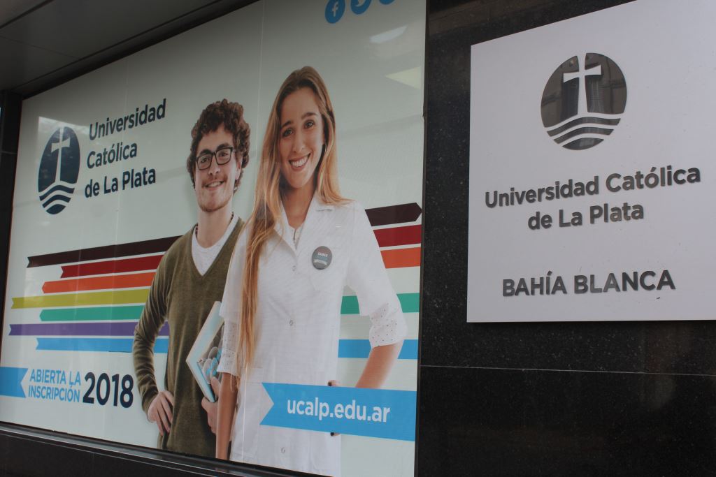 Alumnas retiran su título en la sede de Bahía Blanca