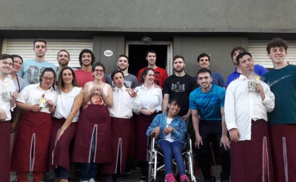 El equipo de básquet de la UCALP visitó el taller La Colmena