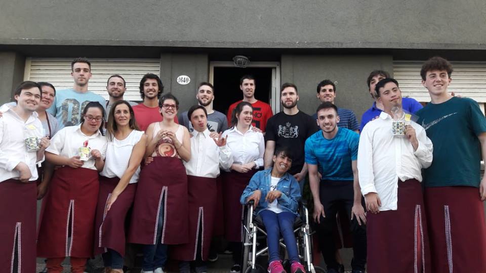 El equipo de básquet de la UCALP visitó el taller La Colmena
