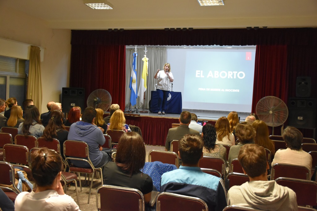 Conferencia de la Dra. Chinda Brandolino