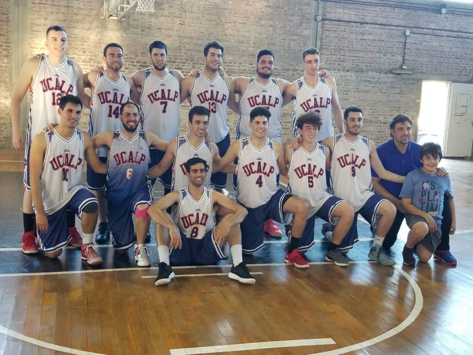 El equipo de básquet gritó “¡Campeón!”