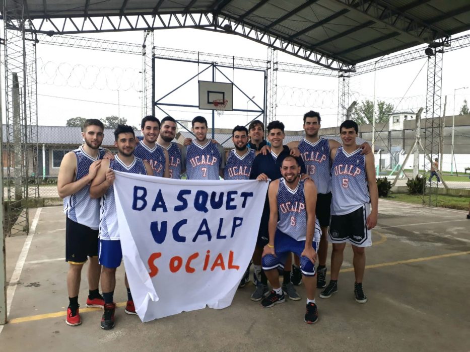 El equipo de básquet de la UCALP visito la Unidad n.° 45