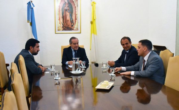 Renuevan acuerdo entre la UCALP y APDES