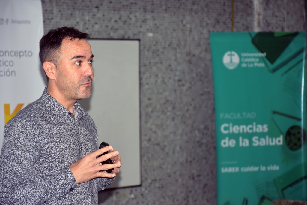 Prestigioso disertante se presentó en la Facultad de Ciencias de la Salud