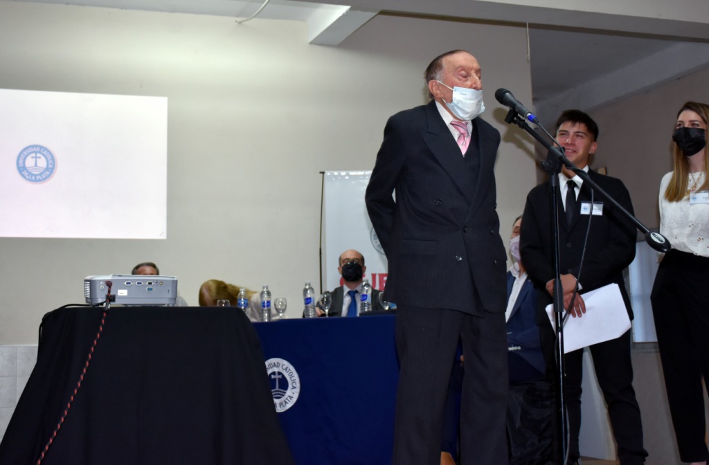 Emotivo homenaje a docentes de la Facultad de Ciencias Económicas y Sociales