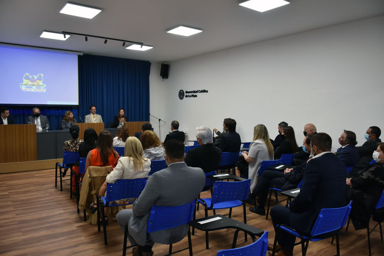 Reconocimiento a docentes e investigadores de la Facultad de Derecho y Ciencias Políticas