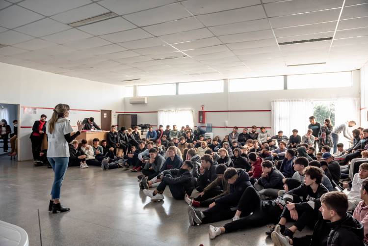 Docentes de la Facultad de Ciencias de la Salud brindaron capacitaciones en el club Estudiantes de La Plata
