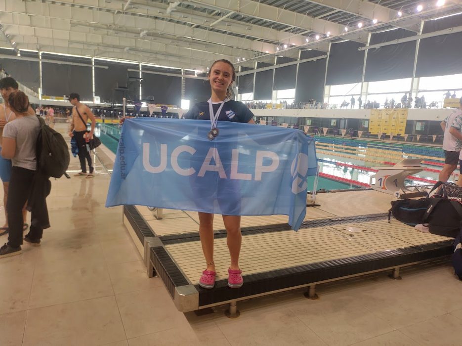 Alumna de la UCALP en el Torneo Metropolitano de Natación