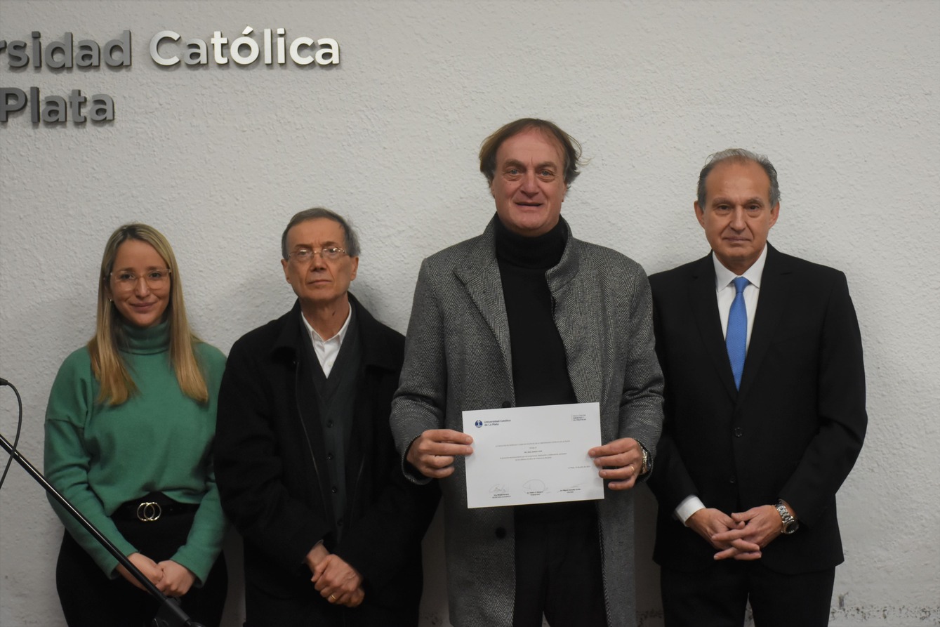 La Facultad de Derecho y Ciencias Políticas realizó un homenaje a los docentes con más de 25 años