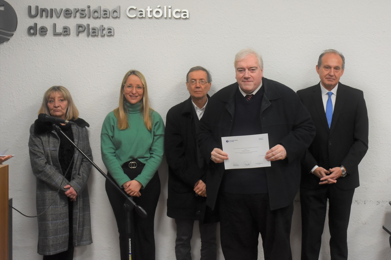 La Facultad de Derecho y Ciencias Políticas realizó un homenaje a los docentes con más de 25 años