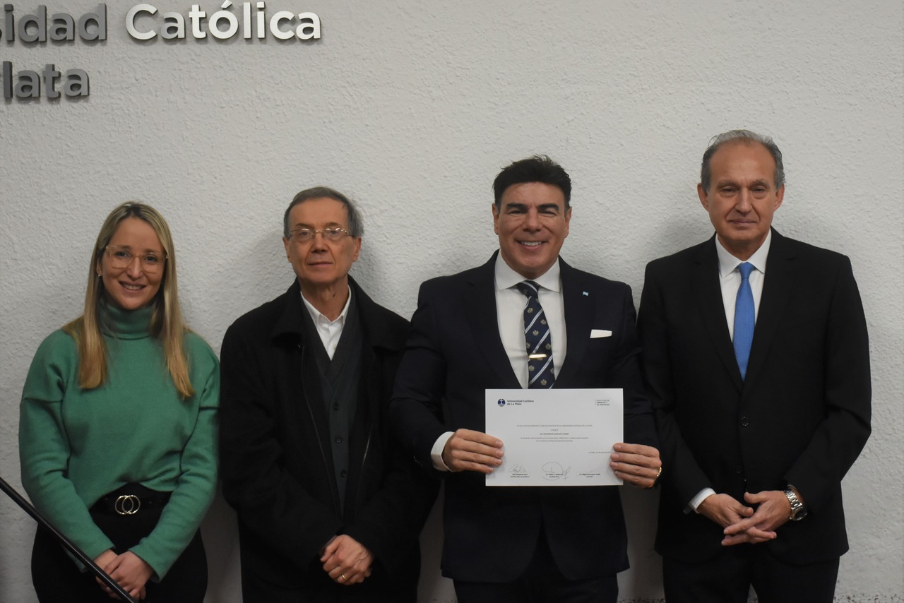 La Facultad de Derecho y Ciencias Políticas realizó un homenaje a los docentes con más de 25 años