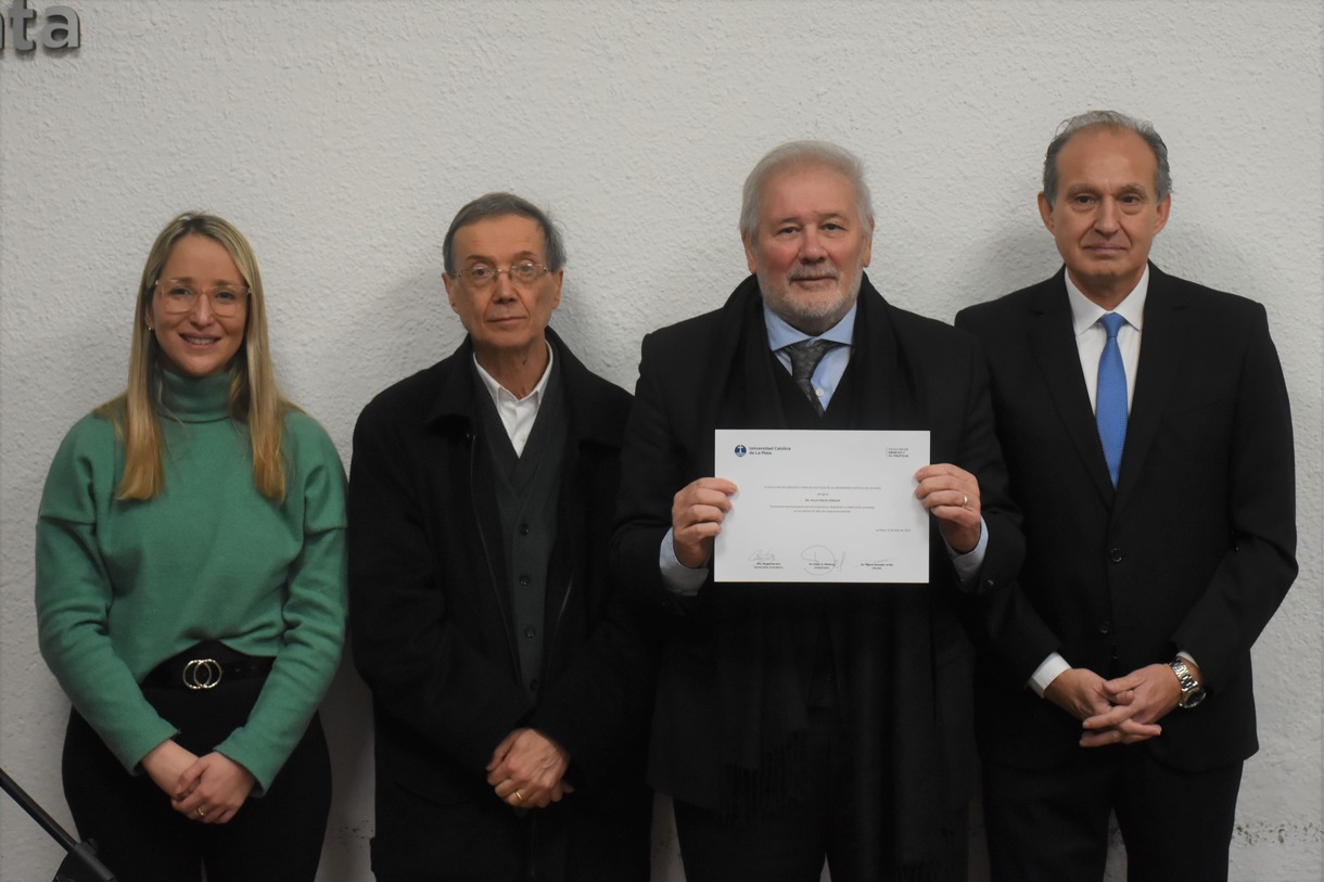 La Facultad de Derecho y Ciencias Políticas realizó un homenaje a los docentes con más de 25 años