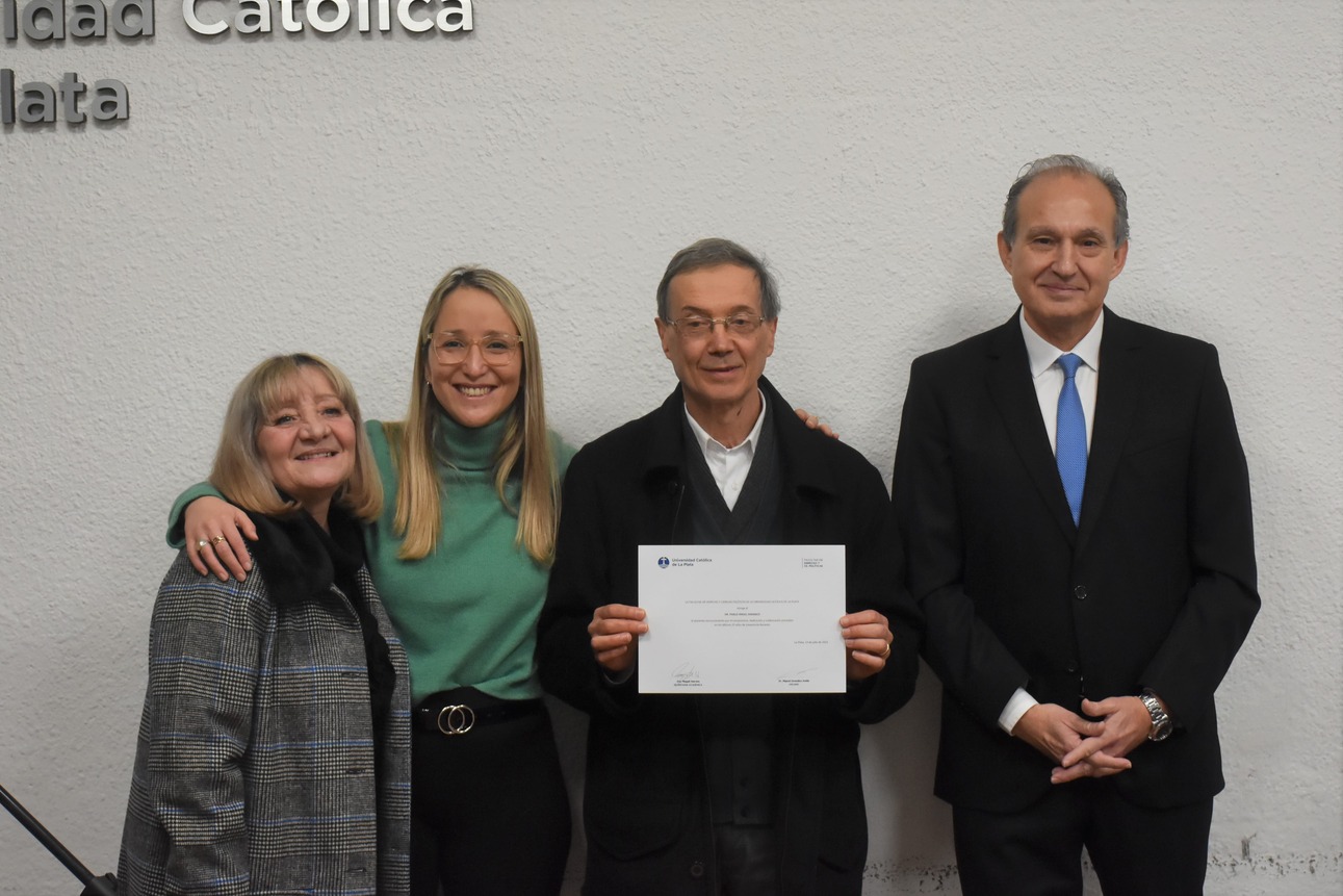 La Facultad de Derecho y Ciencias Políticas realizó un homenaje a los docentes con más de 25 años