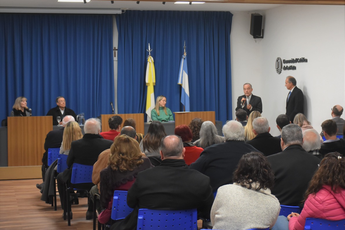 La Facultad de Derecho y Ciencias Políticas realizó un homenaje a los docentes con más de 25 años