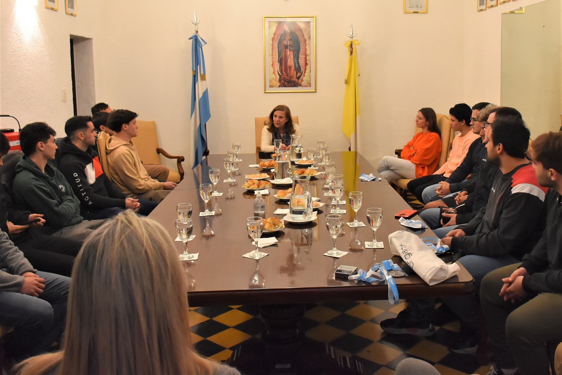 Encuentro de los deportistas que participaron en los JUAR en el Rectorado
