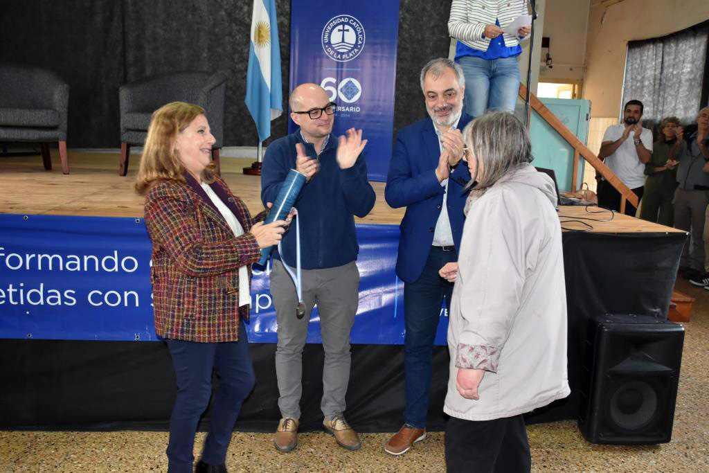 Emotivo acto de distinción a docentes y no docentes con más de 35 años de trayectoria en la UCALP