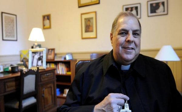 Monseñor Bochatey y un abrazo de oración al Papa