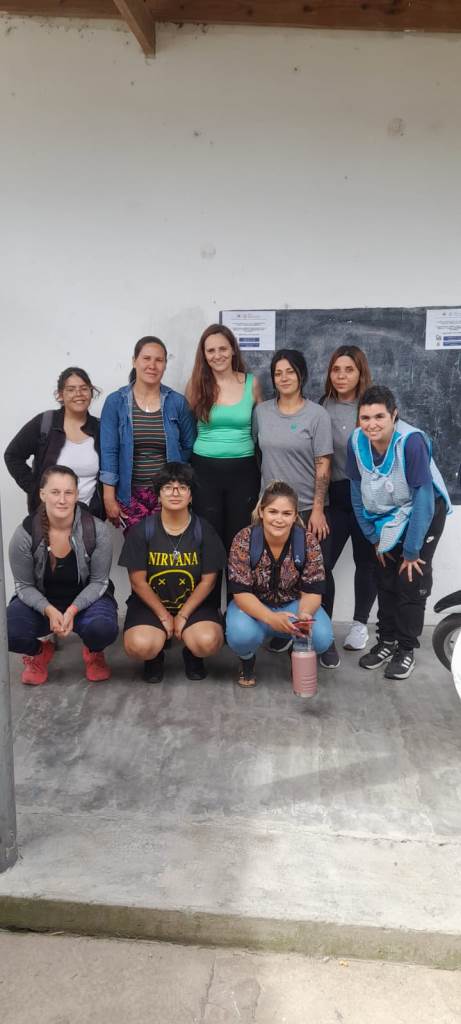 Personas que van a hacer su CV programa Formalización Laboral