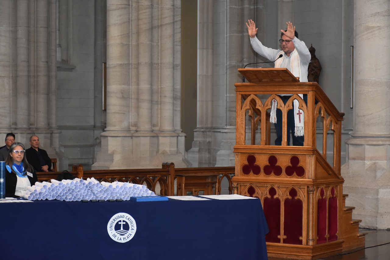 Juramento y entrega de diplomas a egresados de Derecho y Ciencias Políticas en la Catedral