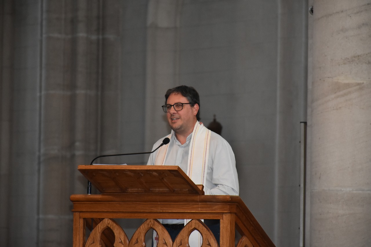 Juramento y entrega de diplomas a egresados de Derecho y Ciencias Políticas en la Catedral