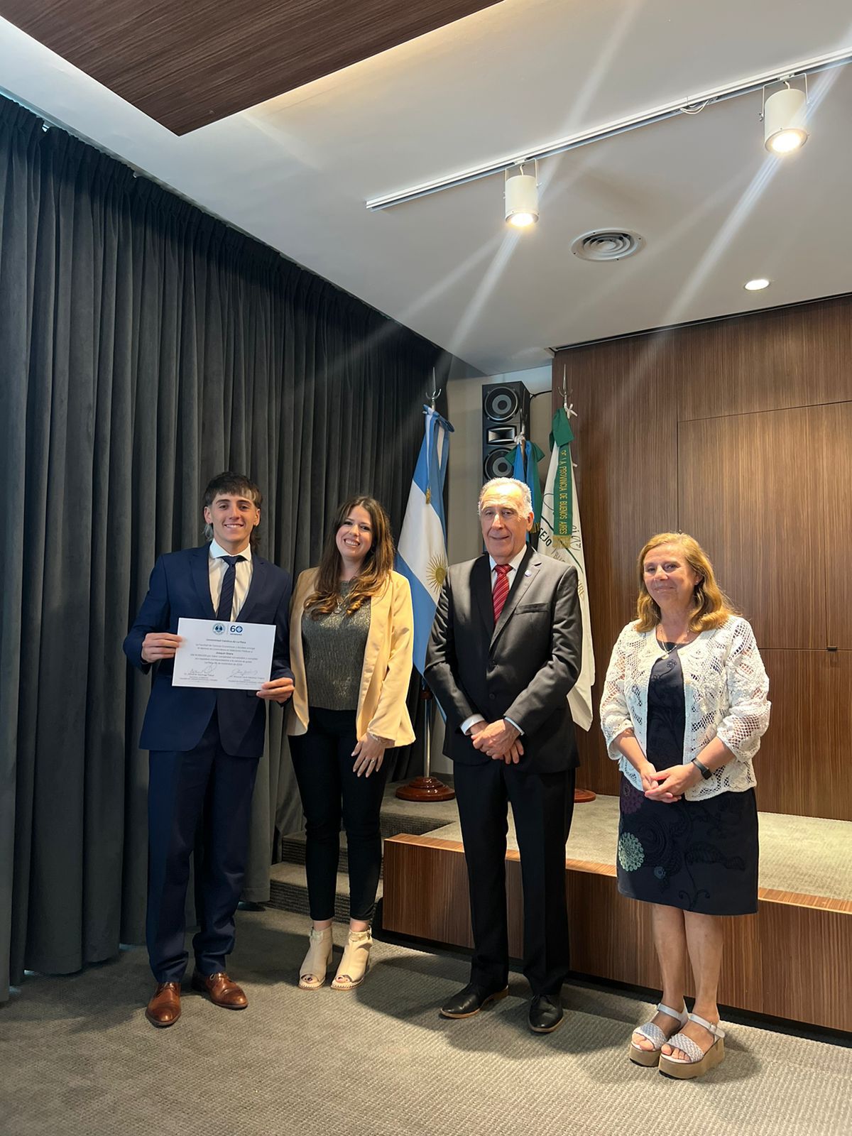 Recibieron diplomas losas egresadosas de Ciencias Económicas y Sociales