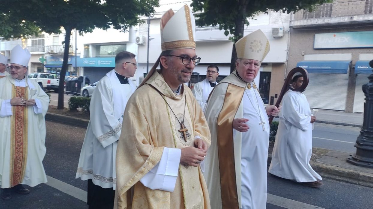 Una multitud recibió con alegría y esperanza al nuevo Arzobispo de La Plata