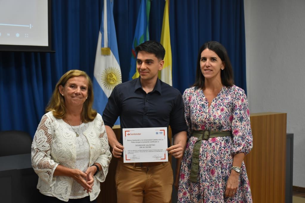 Reconocen a los alumnos que participaron de las Becas Futuros Profesionales Santander (26)
