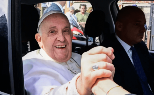 El Papa Francisco recibió el alta y reapareció en público ante los fieles