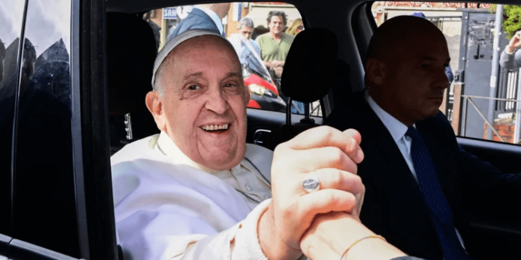 El Papa Francisco recibió el alta y reapareció en público ante los fieles