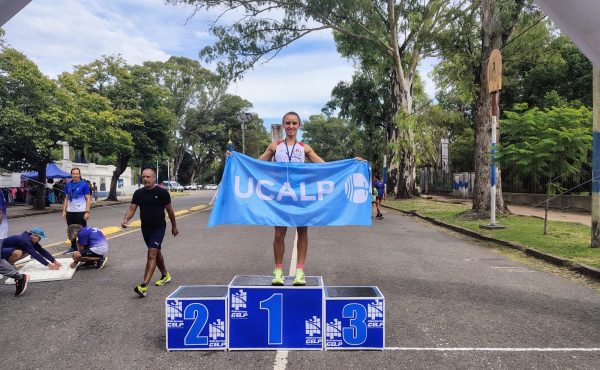 Alumna de nuestra universidad se destaca en importante competencia atlética