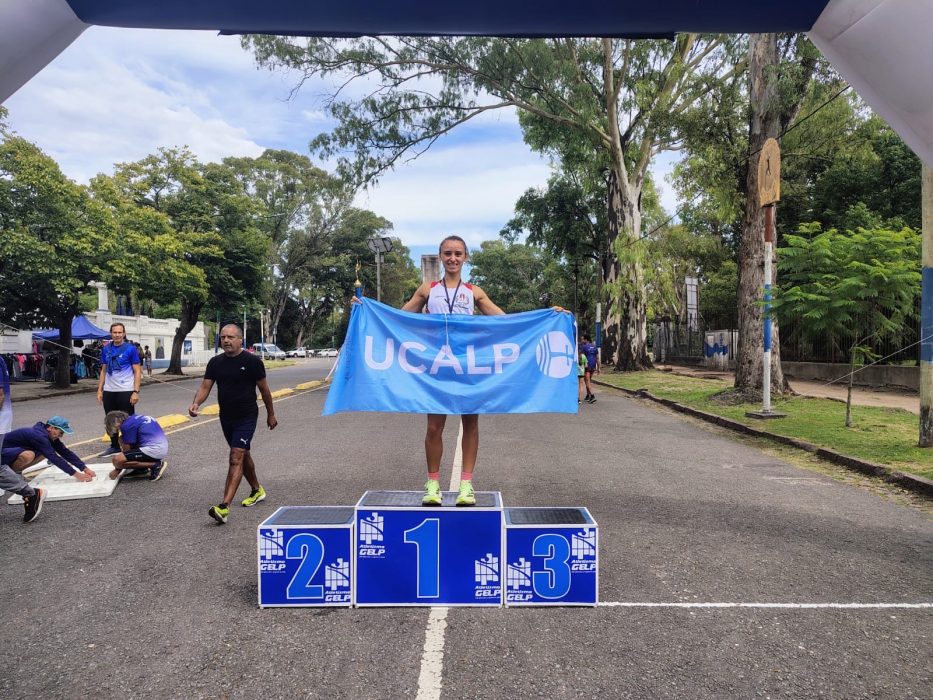 Alumna de nuestra universidad se destaca en importante competencia atlética