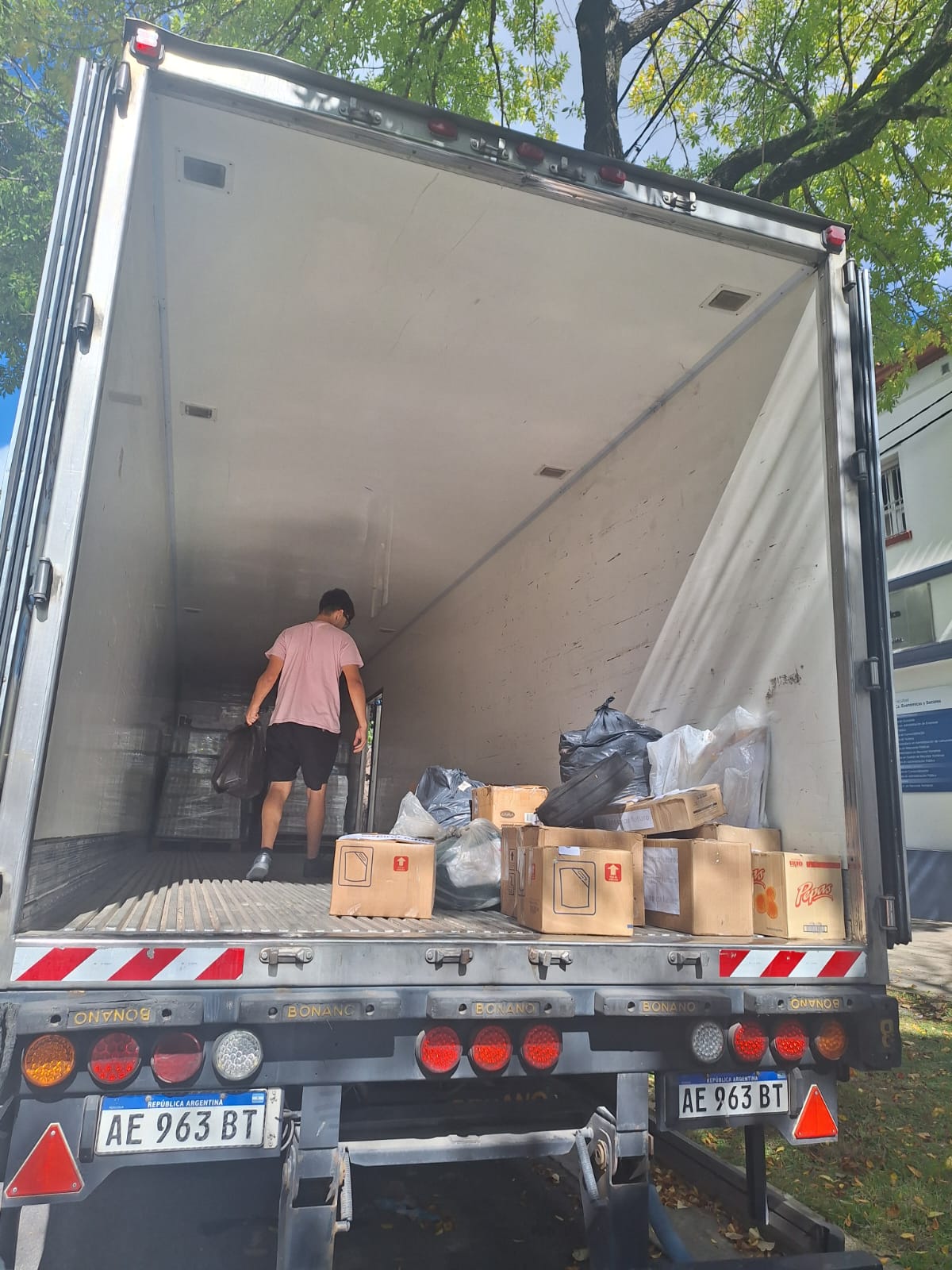 Un nuevo camión con donaciones partió desde la UCALP hacia Bahía Blanca