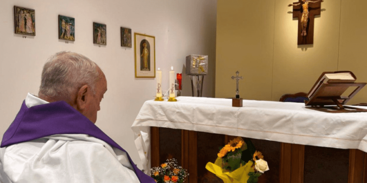 Primera foto del Papa en la capilla del hospital