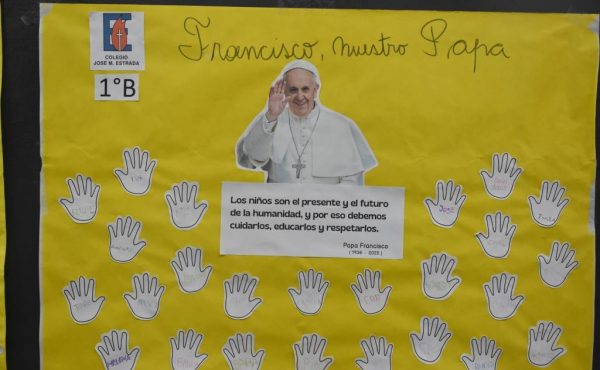 Emotivo homenaje de los alumnos del Colegio Estrada al Papa Francisco