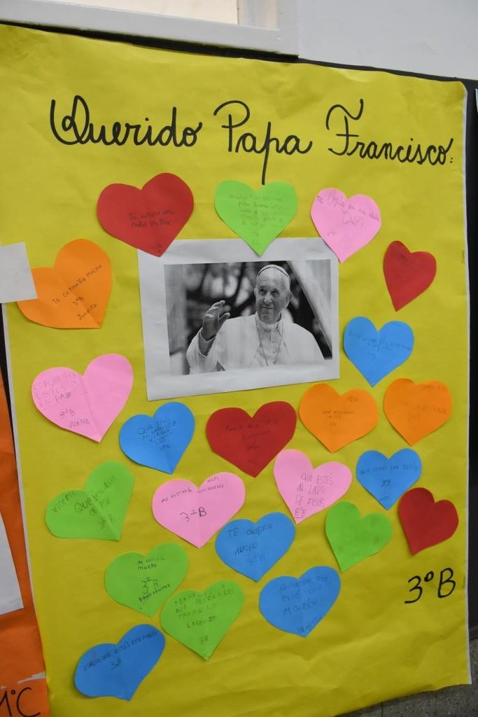 Emotivo homenaje de los alumnos del Colegio Estrada al Papa Francisco