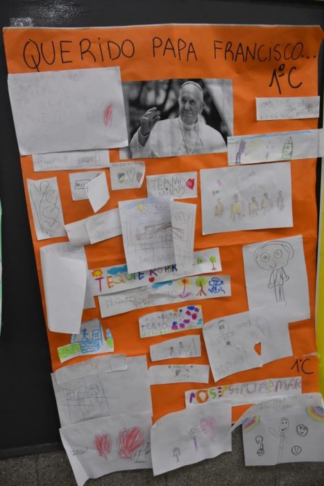 Emotivo homenaje de los alumnos del Colegio Estrada al Papa Francisco (11)