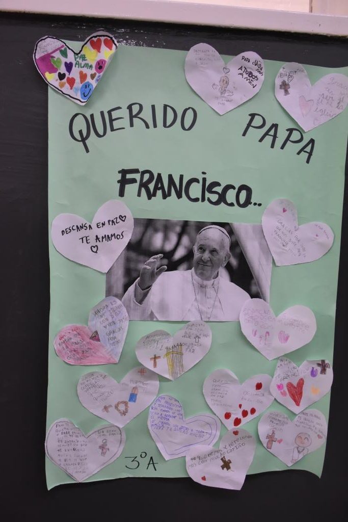 Emotivo homenaje de los alumnos del Colegio Estrada al Papa Francisco