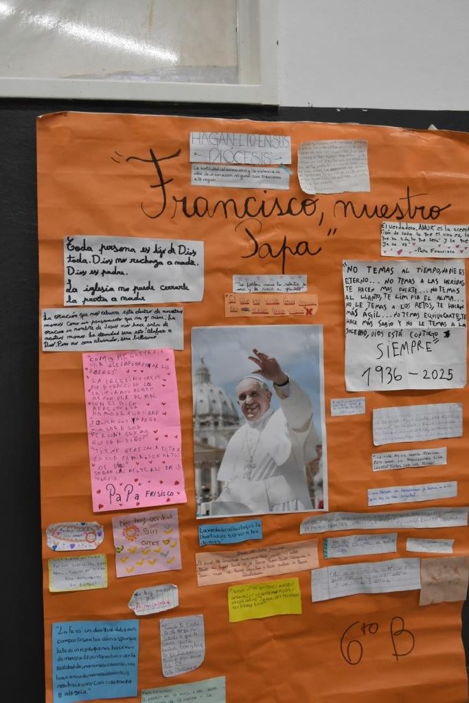 Emotivo homenaje de los alumnos del Colegio Estrada al Papa Francisco
