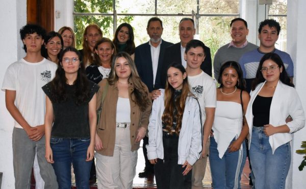 Cálida bienvenida a estudiantes de otros países