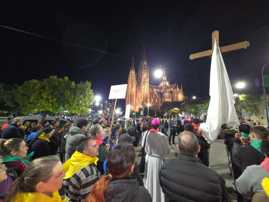 Miles de fieles en el Viacrucis y un mensaje especial del Arzobispo de La Plata