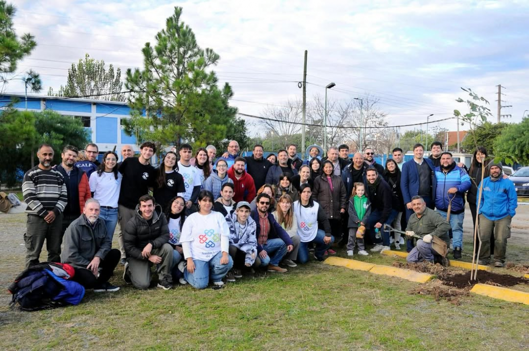 La UCALP acompañó la plantación de árboles en la UTN