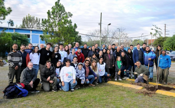 La UCALP acompañó la plantación de árboles en la UTN