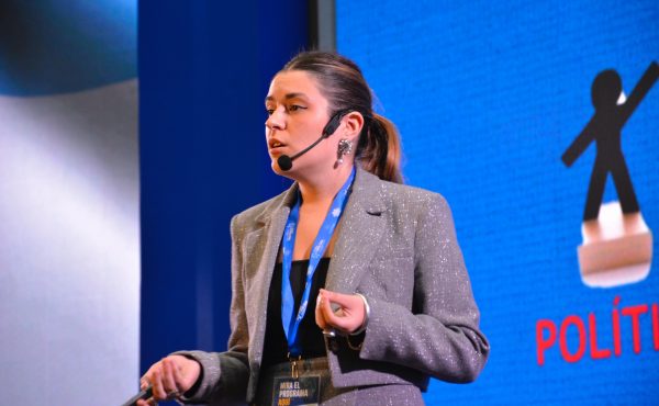 Egresada disertó en la Cumbre Mundial de Comunicación Política