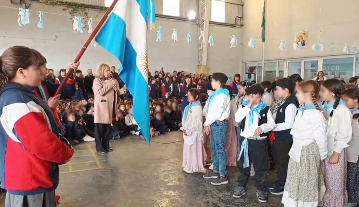 Los niños del Estrada realizaron la promesa a la Bandera