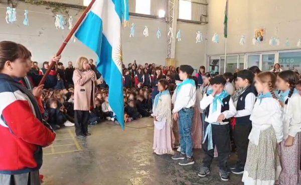 Los niños del Estrada realizaron la promesa a la Bandera
