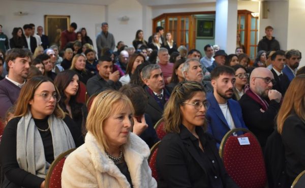 Alegría por un objetivo cumplido: recibieron sus diplomas egresados/as de Humanidades